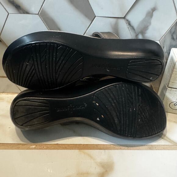 Minnetonka Women’s Suede Pewter Embellished Wedge Heel Thong Sandals Size 5 Boho - Picture 8 of 9